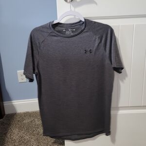 Mens Small Under Armour dry fit shirt gray